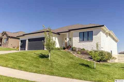 10203 S 105th Ave, Papillion, NE 68046