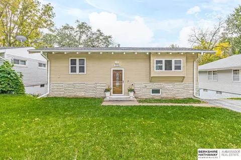 7533 Richmond Dr, Omaha, NE 68134