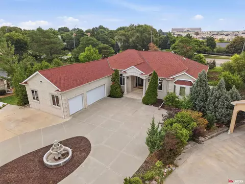 2555 Southview Cir, Lincoln, NE 68512