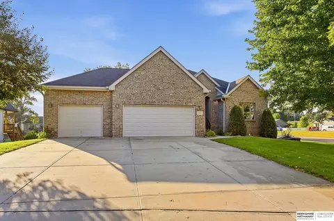 19515 Lakeside Cir, Plattsmouth, NE 68048
