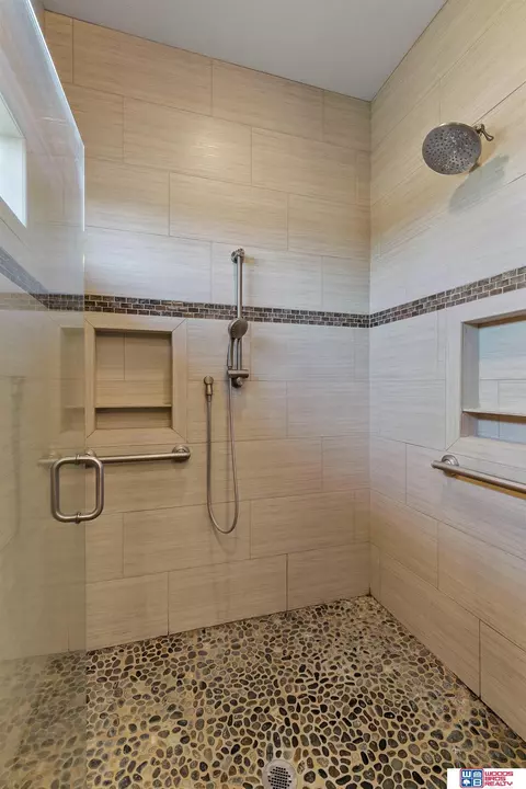 Bath - 17701 Prairie Vista Dr, Roca, NE 68430 photo 4 of 9