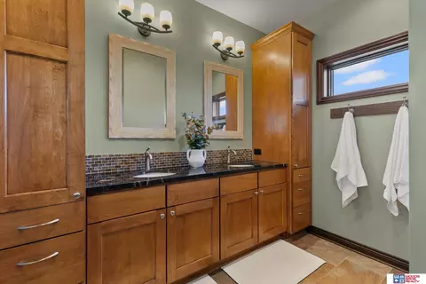 Bath - 17701 Prairie Vista Dr, Roca, NE 68430 photo 2 of 9