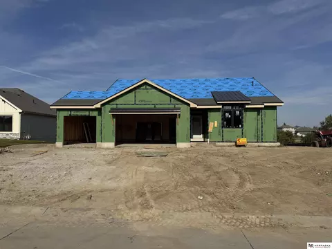 10910 Portage Dr, Papillion, NE 68046