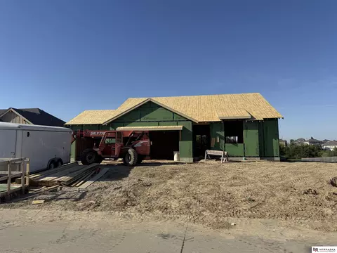 10910 Portage Dr, Papillion, NE 68046