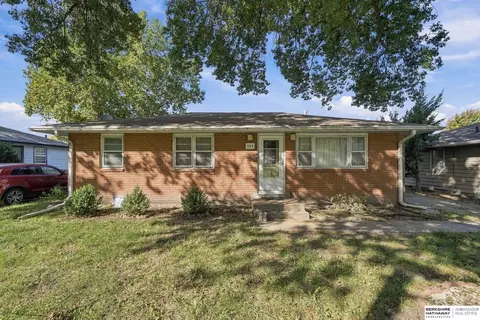 935 Hollywood Ave, Lincoln, NE 68504
