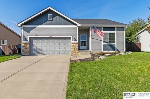 13806 Clearwater Dr, Papillion, NE 68133