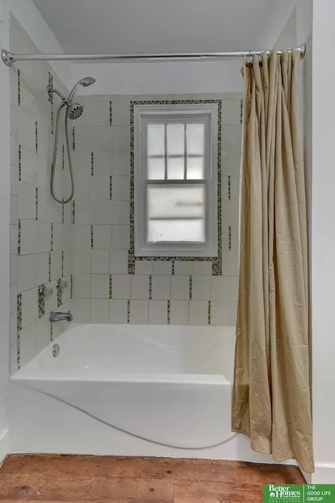 Bath - 4243 Patrick Ave, Omaha, NE 68111 photo 2 of 4