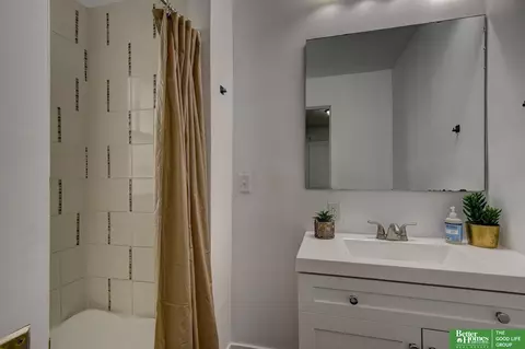 Bath - 4243 Patrick Ave, Omaha, NE 68111 photo 3 of 4