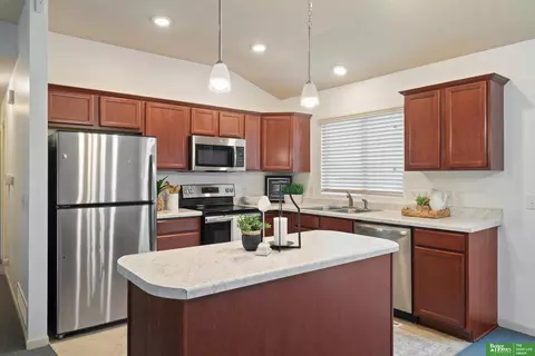 9152 Hanover St, Omaha, NE 68122