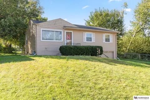 427 Highland Dr, Gretna, NE 68028