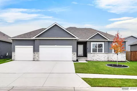 4255 Pinehill Rd, Bellevue, NE 68123