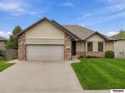 7390 Yankee Woods Dr, Lincoln, NE 68516