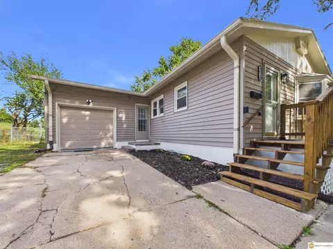 6626 Parkview Ln, Omaha, NE 68104
