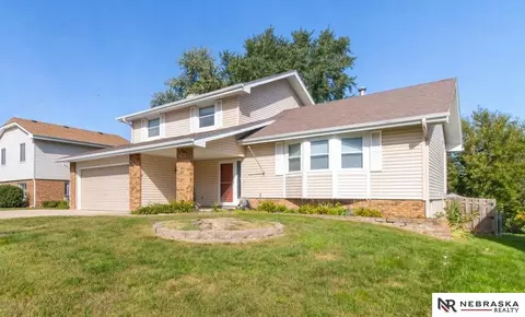 3720 Pinehill Rd, Bellevue, NE 68123