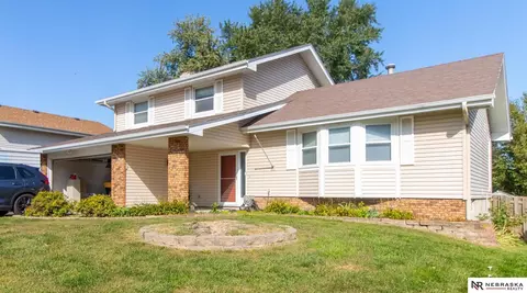 3720 Pinehill Rd, Bellevue, NE 68123