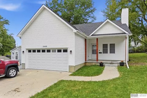 2008 N 70th St, Omaha, NE 68104