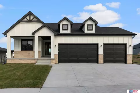 2540 S 102nd St, Lincoln, NE 68520