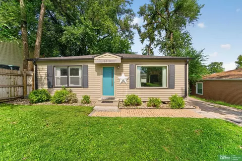 6618 B St, Omaha, NE 68106