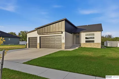 619 S 88th St, Lincoln, NE 68520