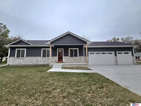719 N 7th St, Wymore, NE 68466