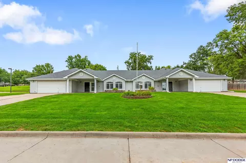522 E 1 St, Papillion, NE 68046