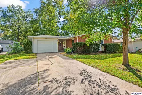 8753 Grand Ave, Omaha, NE 68134