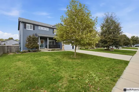13802 Williamsburg Dr, Bellevue, NE 68123