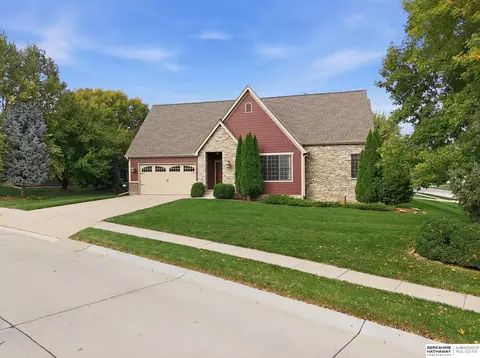 15704 Hartman Ave, Omaha, NE 68116