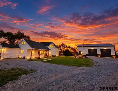 104 Sunburst Dr, Fairbury, NE 68352