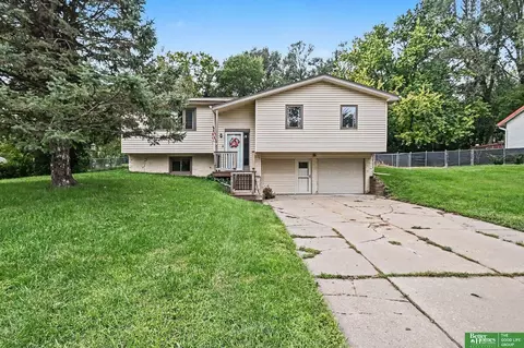 7830 Raven Oaks Dr, Omaha, NE 68152
