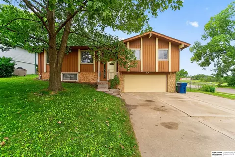 2106 Coventry Dr, Bellevue, NE 68123