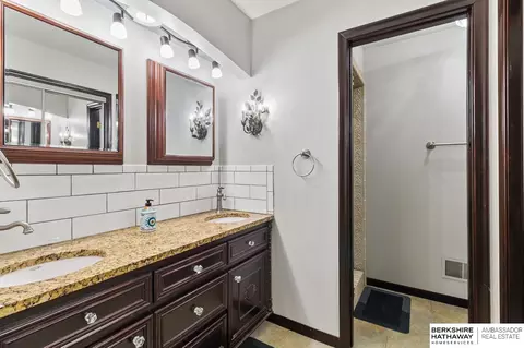 Bath - 724 Eldorado Dr, Omaha, NE 68154 photo 2 of 5