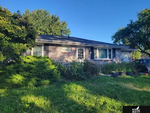5800 Cedarwood Dr, Lincoln, NE 68506
