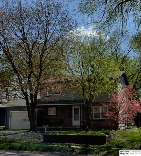 4875 Oaks Ln, Omaha, NE 68137