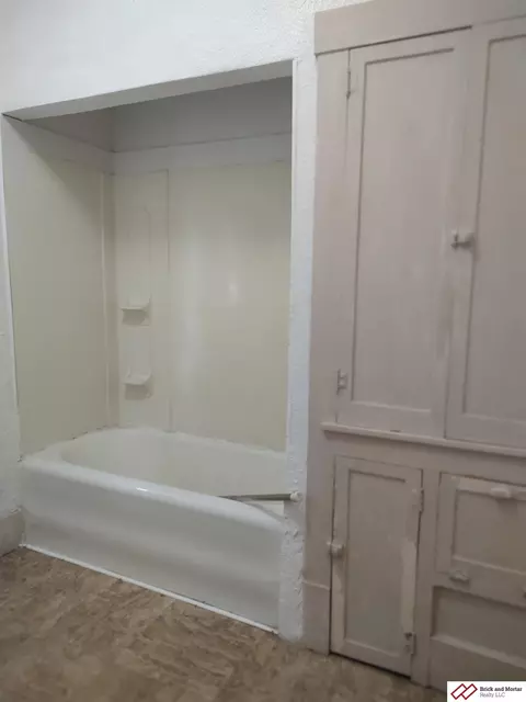 Bath - 1420 Elk St, Beatrice, NE 68310 photo 1 of 3