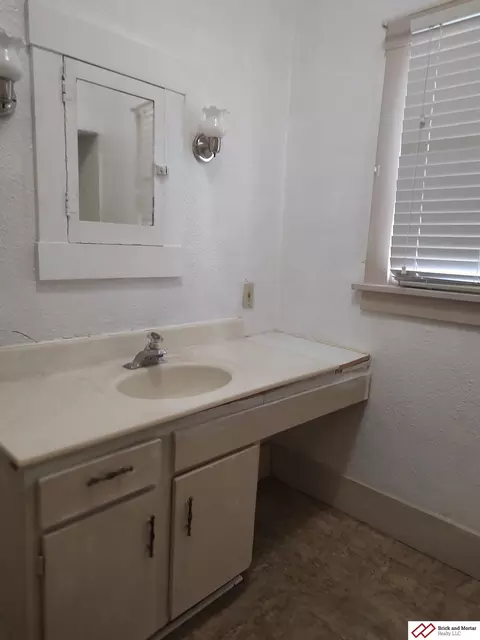 Bath - 1420 Elk St, Beatrice, NE 68310 photo 2 of 3