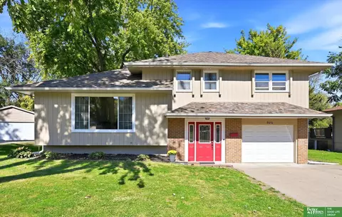 9016 Lakeview Dr, Omaha, NE 68127