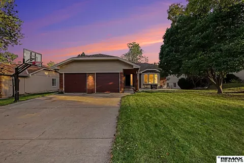 6615 S 92nd Cir, Omaha, NE 68127