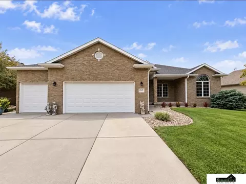 8049 Hunters Ridge Rd, Lincoln, NE 68516
