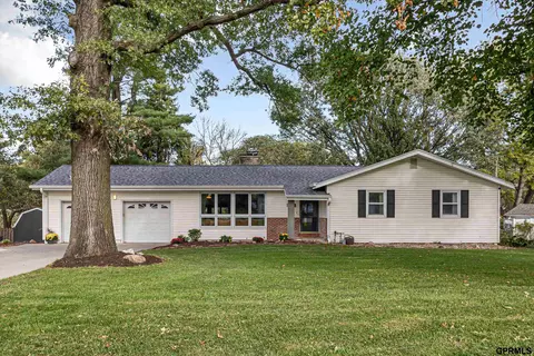 7804 Keystone Dr, Omaha, NE 68134