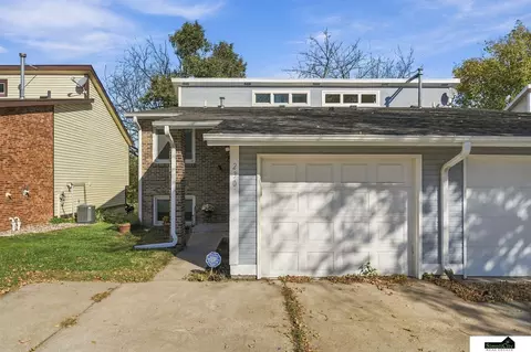 230 Parkside Ln, Lincoln, NE 68521