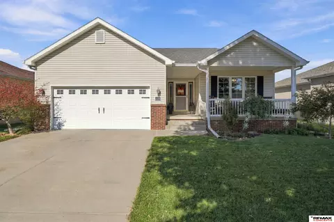 1738 Blackhawk Dr, Lincoln, NE 68521