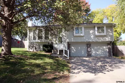 2104 Glenwood Ave, Papillion, NE 68046
