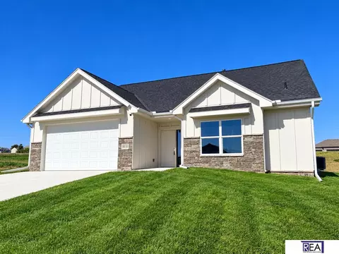 8814 Legacy St, Papillion, NE 68046