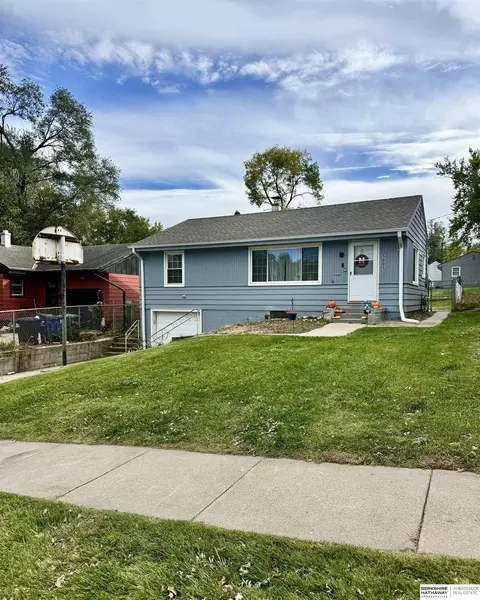 5805 Manderson St, Omaha, NE 68104