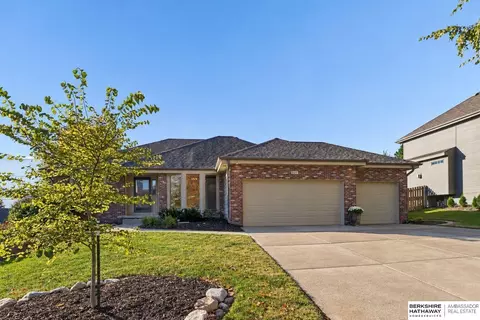 311 Fox Creek Ln, Papillion, NE 68046