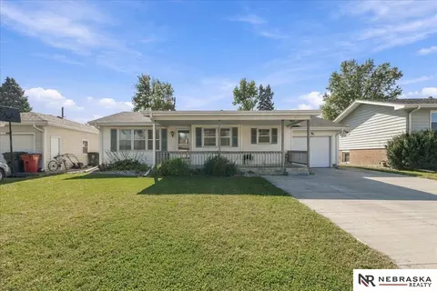 209 Michael Dr, Gretna, NE 68028