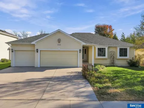 6432 Blackstone Rd, Lincoln, NE 68526