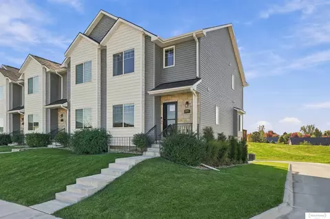 9401 Duckhorn Dr, Lincoln, NE 68526