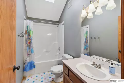 Bath - 17316 Sharp St, Omaha, NE 68135 photo 5 of 6